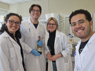 Bromatology lab with our teacher, dr Beata Sperkowska. Kliknij, aby powiększyć zdjęcie.